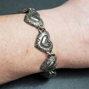 Silver tone chain of hearts bracelet 7.5"